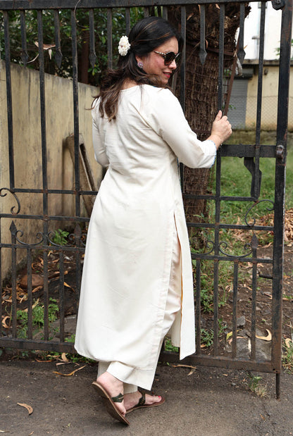 Off White Handloom Cotton Kurta with Hand-Painted Kalamkari Applique Work